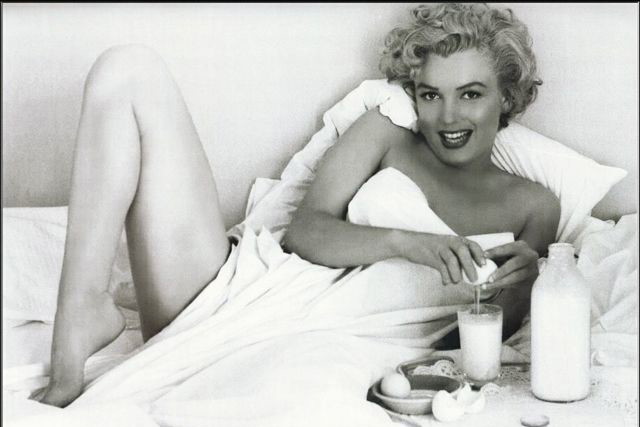 Marylin Monroe pije mleko z dodatkiem surowych jajek