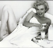 Marylin Monroe pije mleko z dodatkiem surowych jajek
