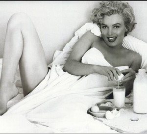 Marylin Monroe pije mleko z dodatkiem surowych jajek