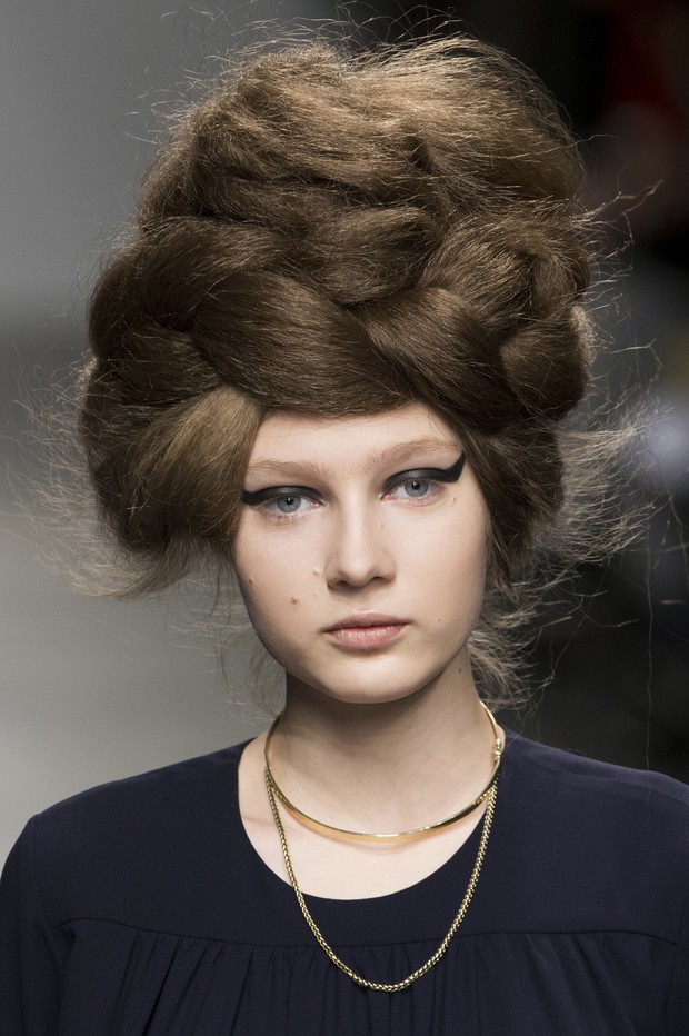 Fryzura - kok z warkoczami na pokazie A. Detacher