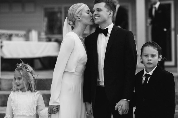 Fryzura ślubna dla krótkich włosów - niski kok