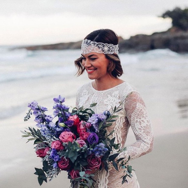 Fryzura ślubna dla krótkich włosów z koronkową opaską