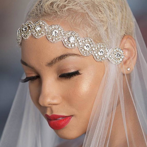 Fryzura ślubna dla krótkich włosów z welonem