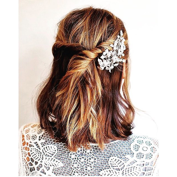 Fryzura ślubna dla krótkich włosów ze spinką