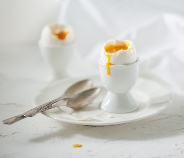 Jedzenie jajka łyżeczką