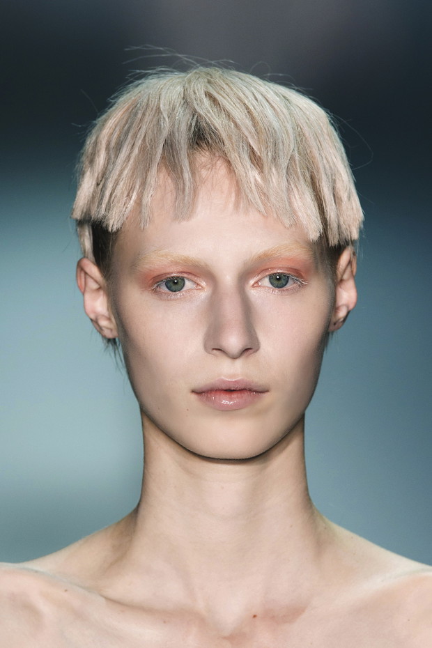 Krótka fryzura na pokazie Ackermann