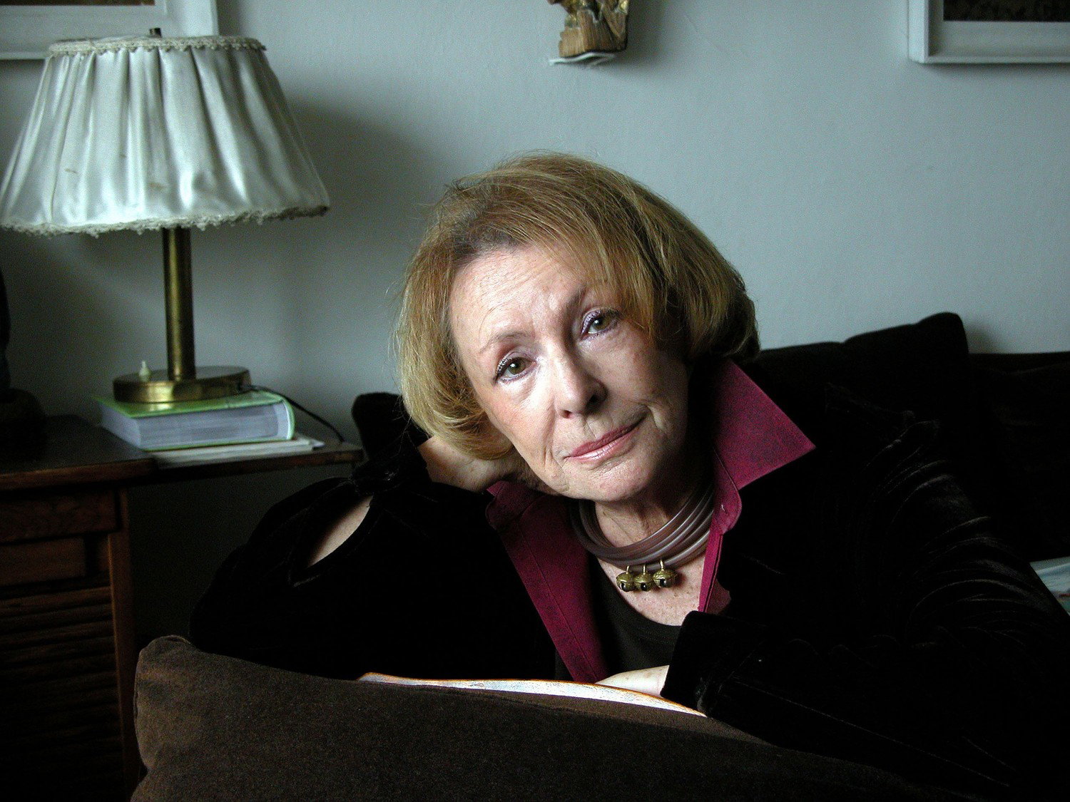 Wanda Chotomska w swoim mieszkaniu