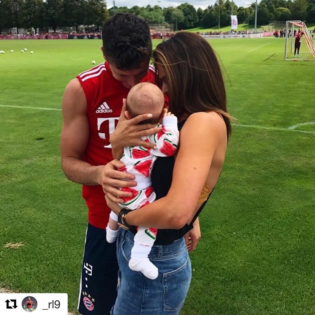 Ania Lewandowska i Robert Lewandowski z córką