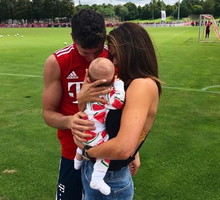 Ania Lewandowska i Robert Lewandowski z córką