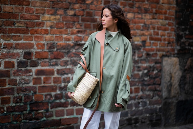 Wiklinowy koszyk na lato 2019: trendy moda 2019