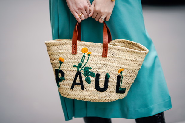 Wiklinowy koszyk na lato 2019: trendy moda 2019