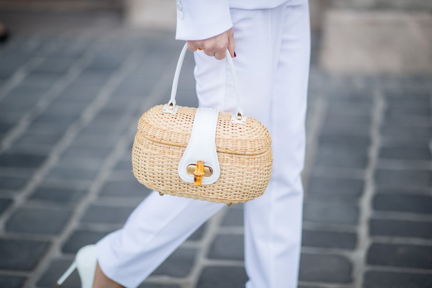 Wiklinowy koszyk na lato 2019: trendy moda 2019