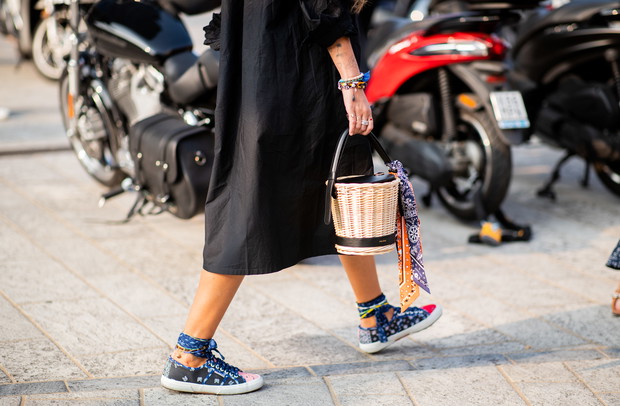 Wiklinowy koszyk na lato 2019: trendy moda 2019
