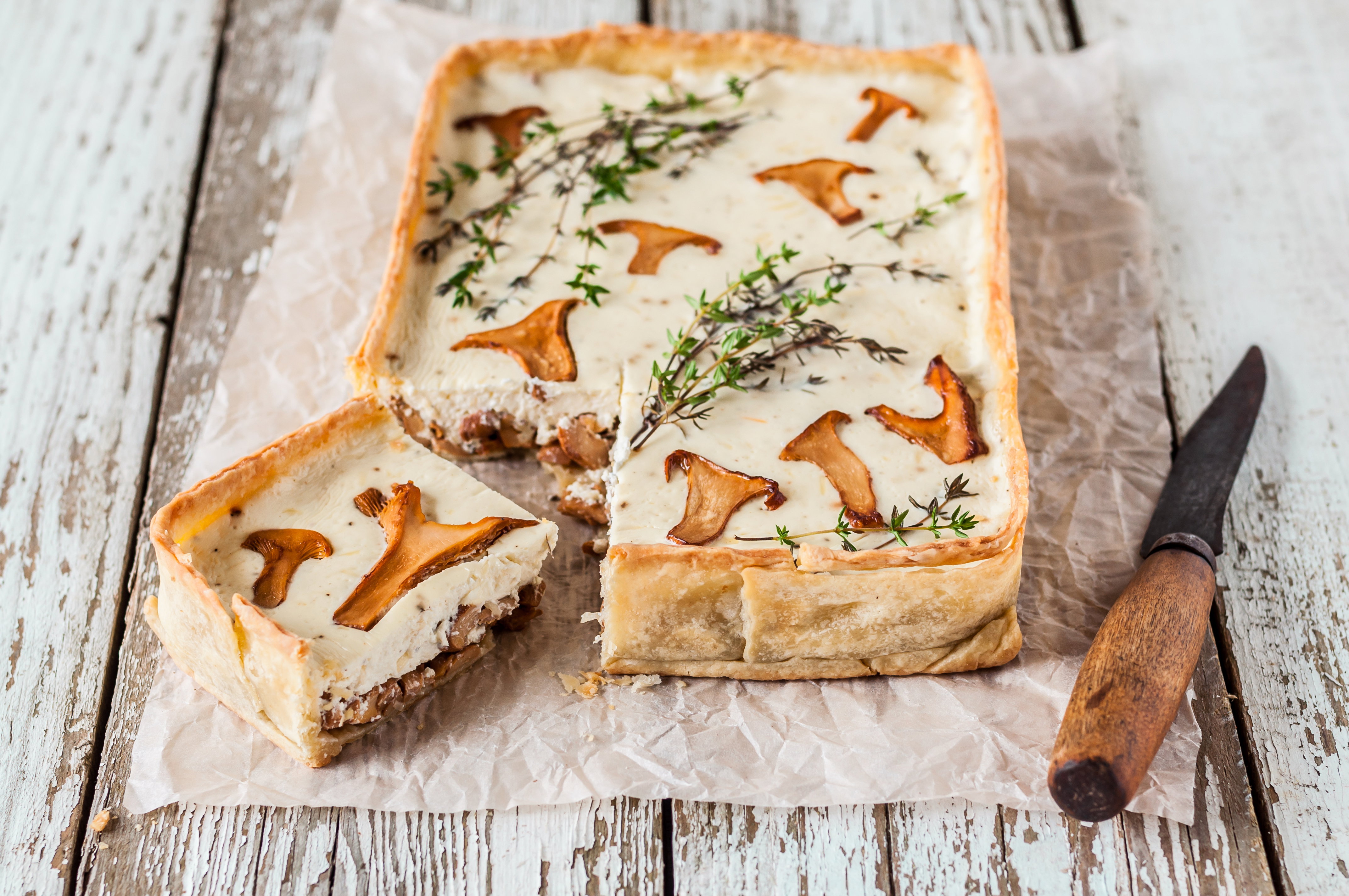 Grzybowa tarta z serem kozim