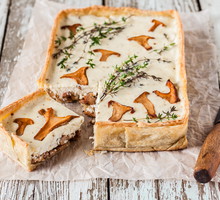 Grzybowa tarta z serem kozim