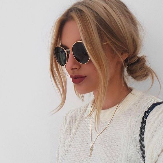 Fryzura wyszczuplająca - niski kok