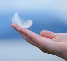 Wskazano 3 znaki zodiaku, które w grudniu dotknie ręka anioła