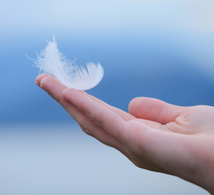 Wskazano 3 znaki zodiaku, które w grudniu dotknie ręka anioła