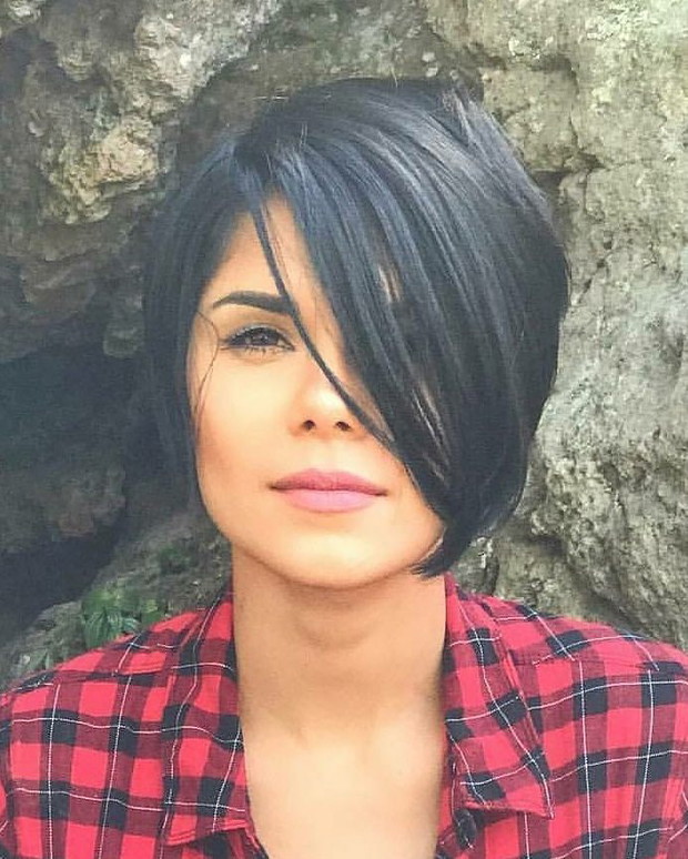 Krótka fryzura 2018 - długa grzywka