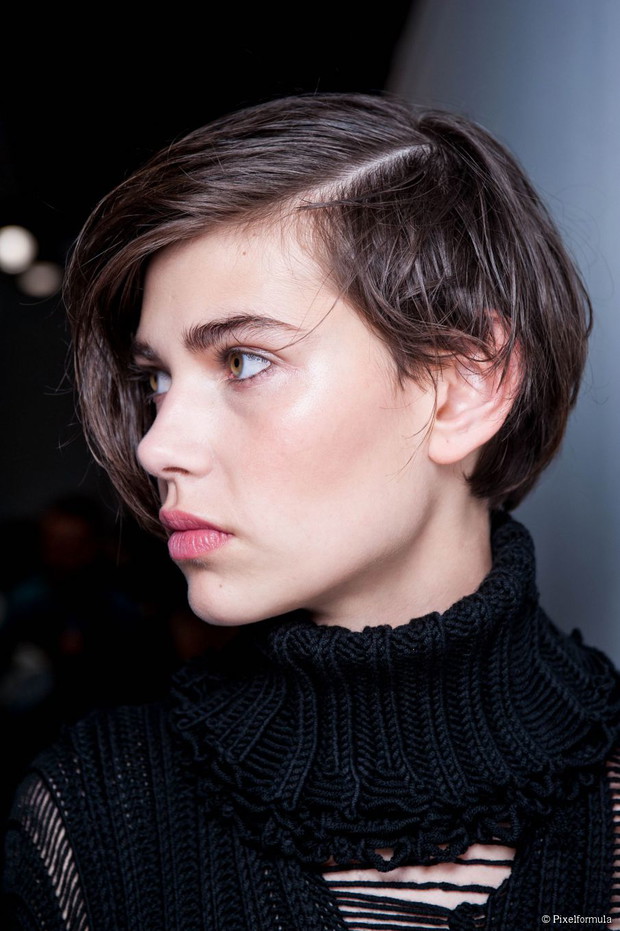 Krótka fryzura 2018 - przedziałek