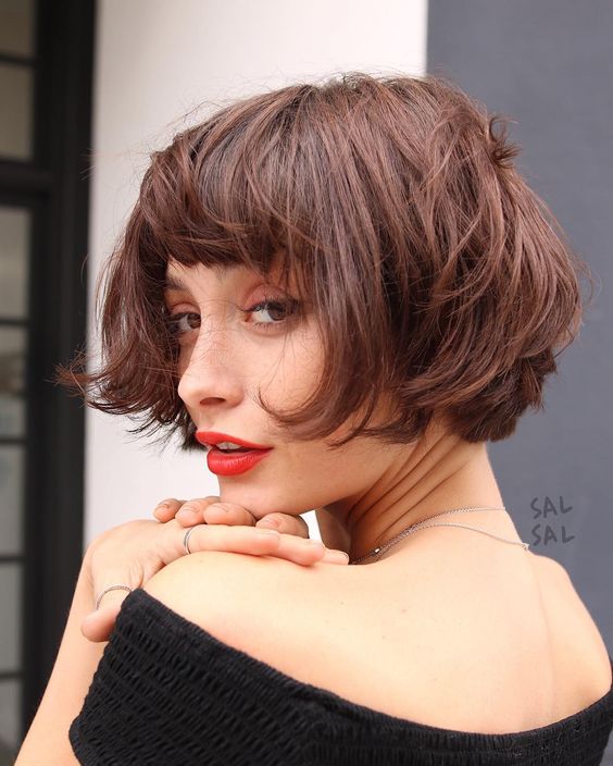 Krótka fryzura z grzywką na sylwestra