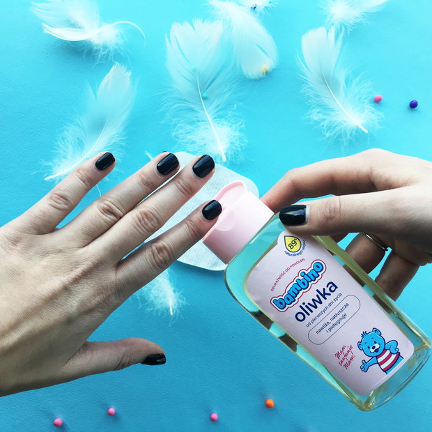 Możesz nawilżać oliwką skórki przy paznokciach