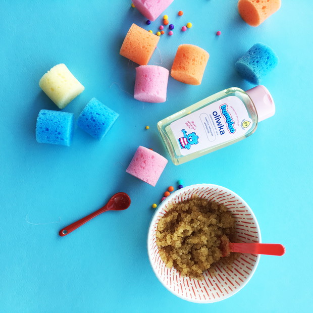 Peeling do ust z grubego brązowego cukru i oliwki