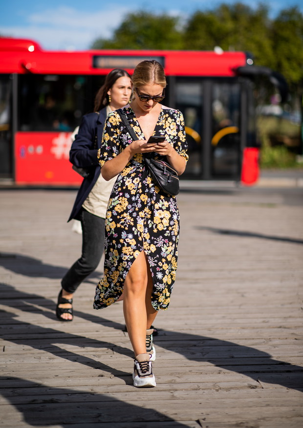 Sukienki w kwiaty moda trendy lato 2019