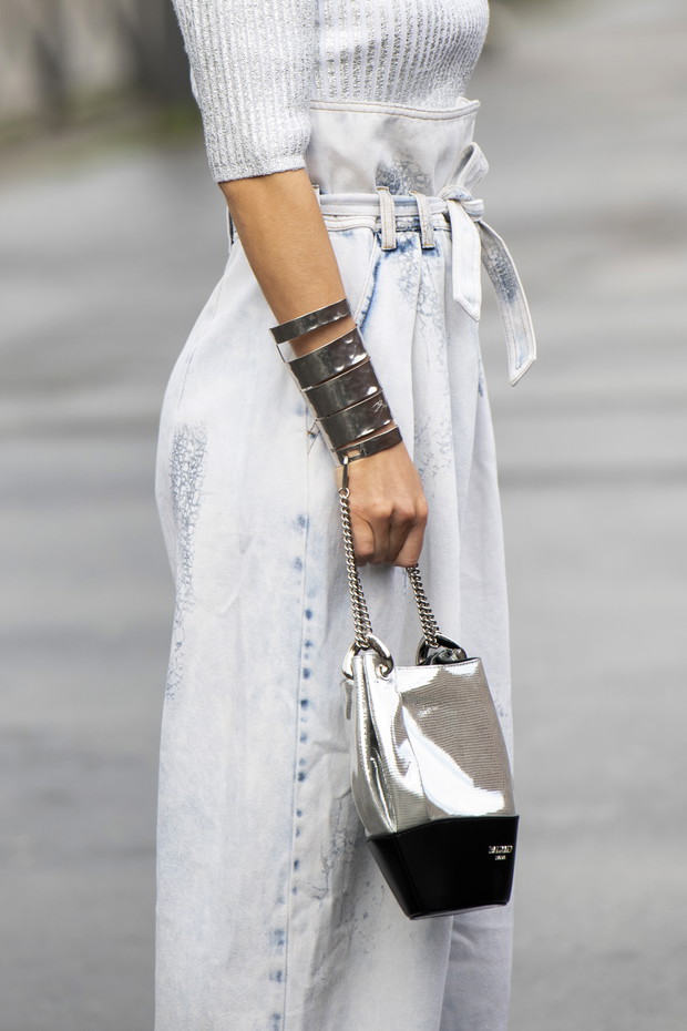 Bucket bag, najmodniejsza torebka lato 2019: trendy moda lato 2019