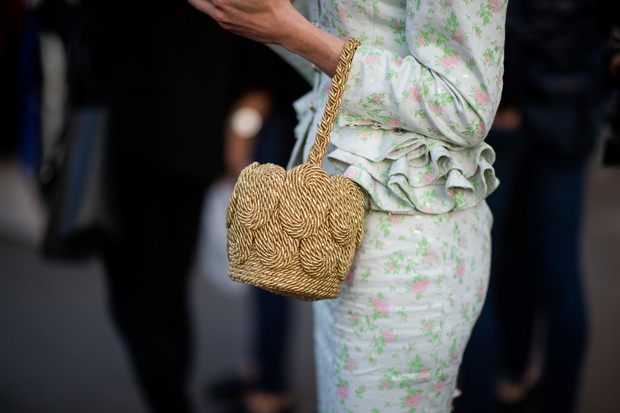 Bucket bag, najmodniejsza torebka lato 2019: trendy moda lato 2019