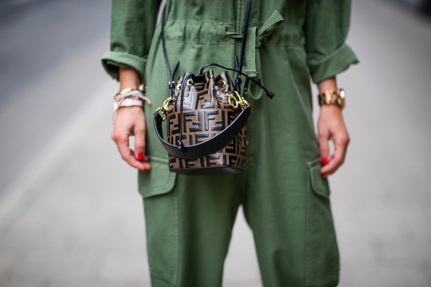 Bucket bag, najmodniejsza torebka lato 2019: trendy moda lato 2019