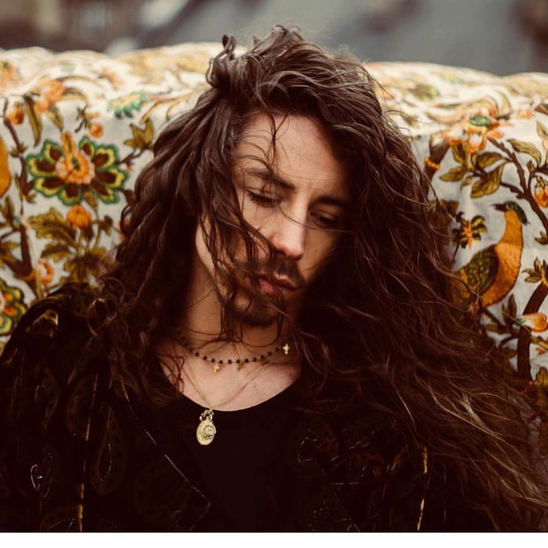 Michał Szpak w biżuterii z krzyżem