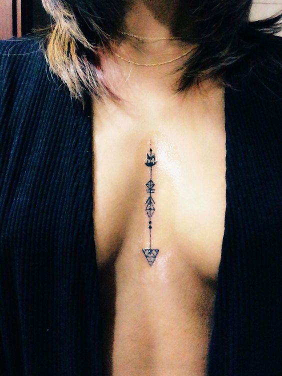 Tatuaż między piersiami