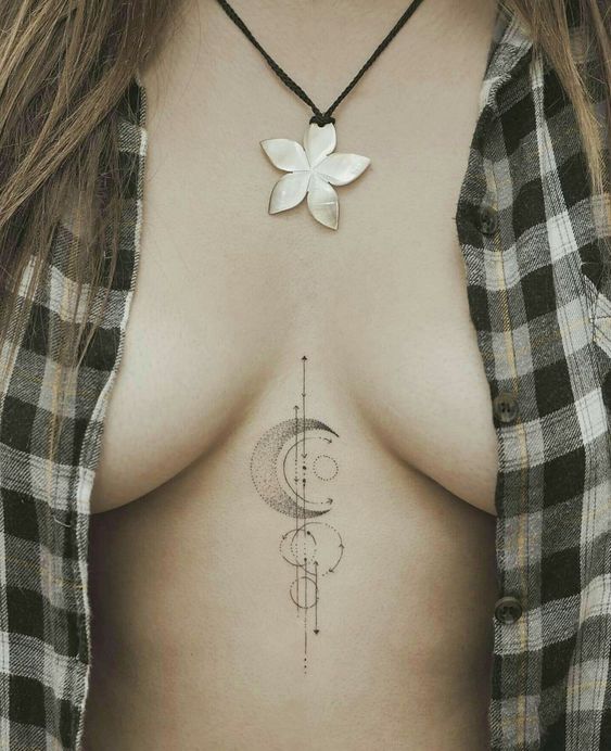 Tatuaż między piersiami