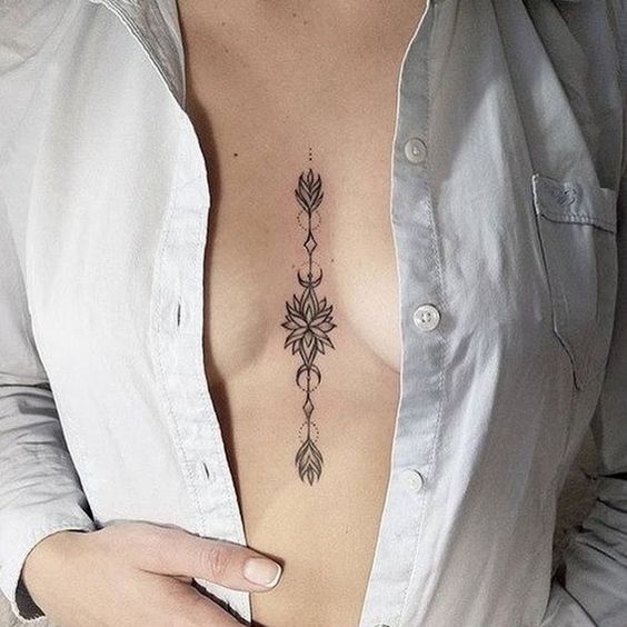 Tatuaż między piersiami