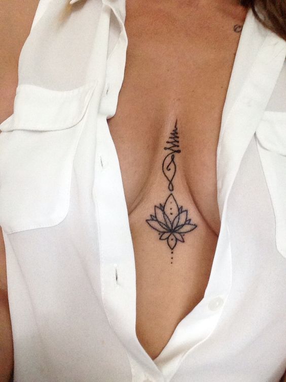 Tatuaż między piersiami