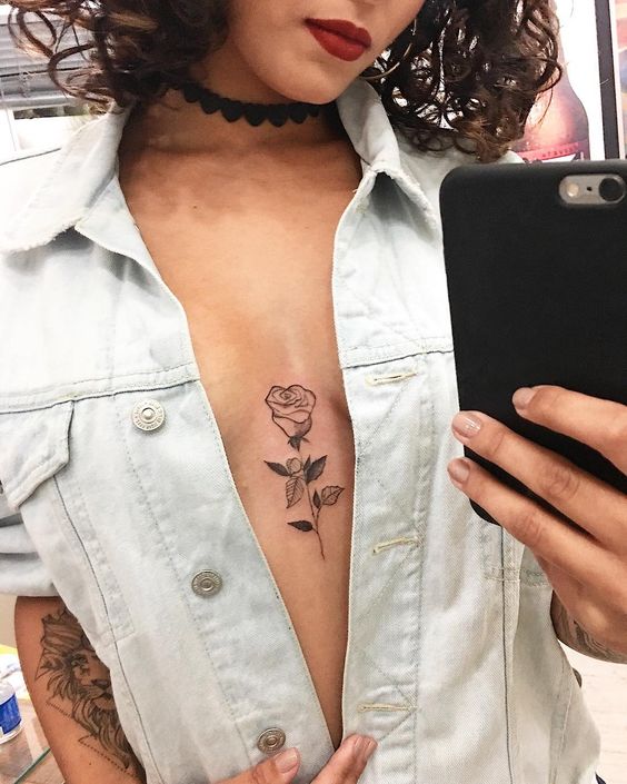 Tatuaż między piersiami