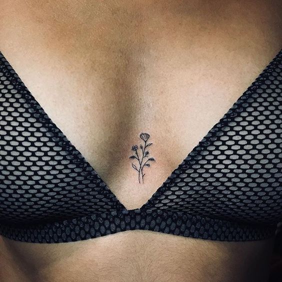 Tatuaż między piersiami