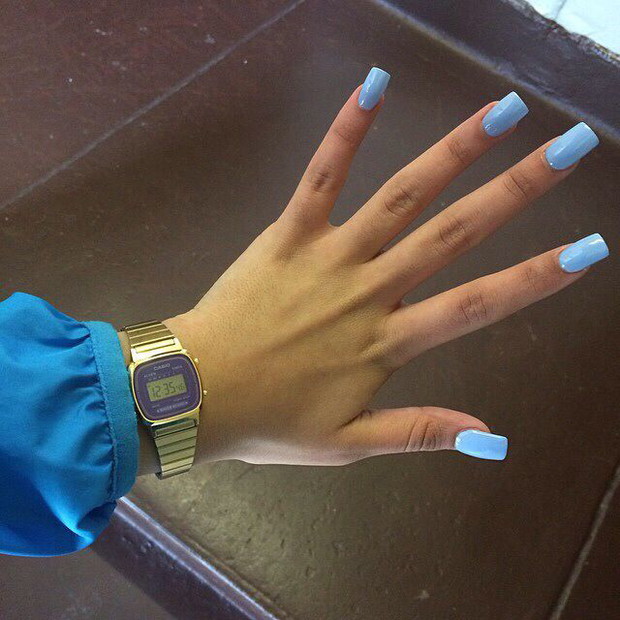 Jasno niebieskie paznokcie