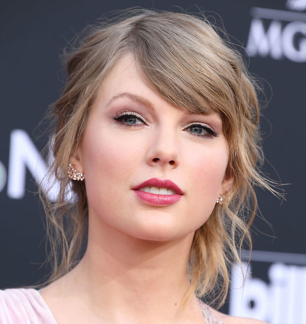 Fryzury z grzywką 2018: trendy