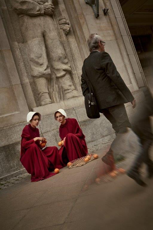 Opowieść podręcznej i Showroom ciekawa akcja społeczna