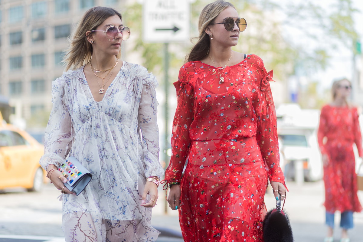 Sukienka w kwiaty na wyprzedaży i sukienka w kwiaty na jesień