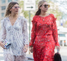 Sukienka w kwiaty na wyprzedaży i sukienka w kwiaty na jesień