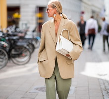 Modne kolory na jesień 2018 Pantone: Almond Buff