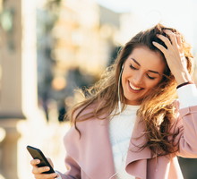 Przeczesywanie włosów ręką