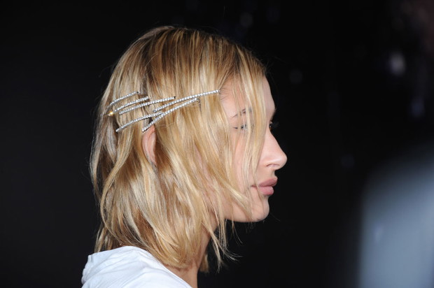 Luźne upięcia: fale podpięte spinkami