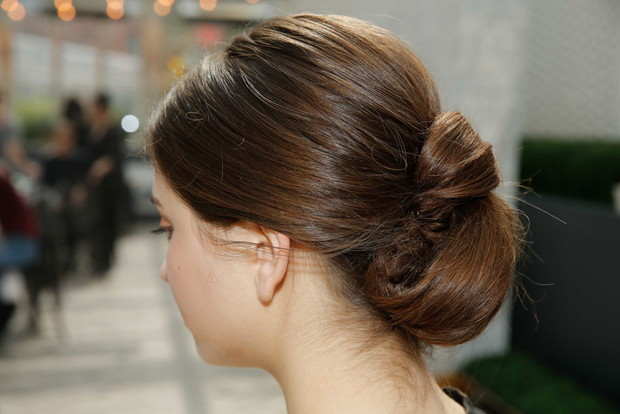 Luźne upięcia: kucyk podpięty z dwóch stron