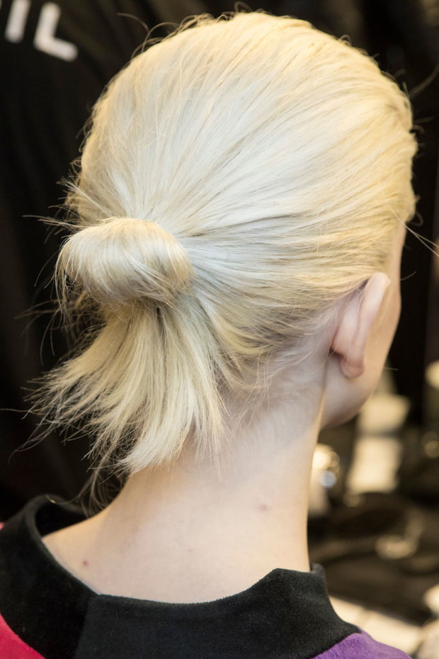 Luźne upięcia: niski koczek z wypuszczoną końcówką