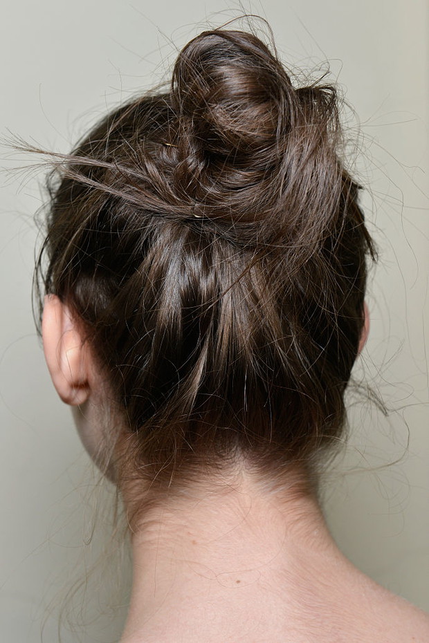 Luźne upięcia: swobodny wysoki kok