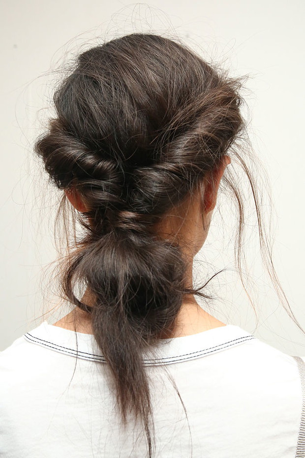 Luźne upięcia: zawijany kucyk z przełożoną od dołu końcówką